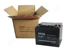 Открытая коробка и аккумулятор Delta DT 1240 рядом